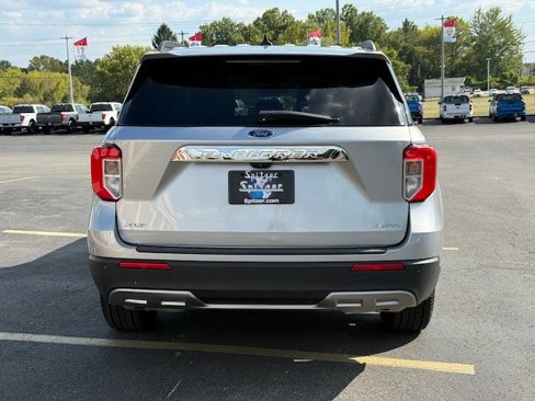 Used 2022 Ford Explorer XLT w/ Equipment Group 202A image 6