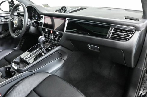 Certified 2025 Porsche Macan image 25