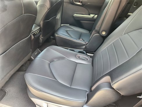 Used 2022 Toyota Highlander XLE image 30