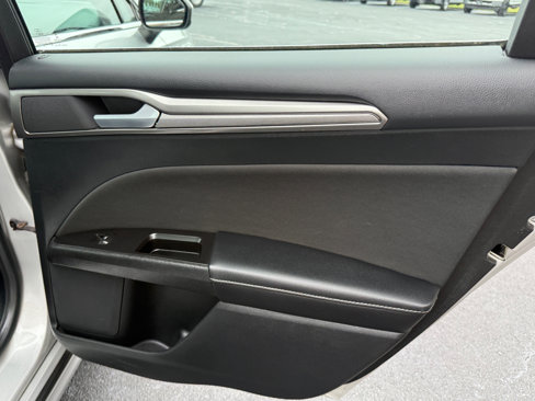 Used 2017 Ford Fusion SE w/ Fusion SE Technology Package image 16