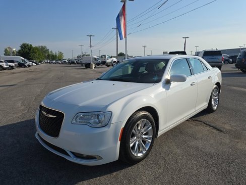 Used 2016 Chrysler 300 Limited image 9