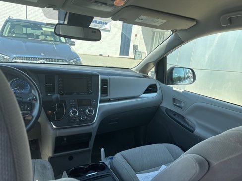Used 2018 Toyota Sienna LE image 28