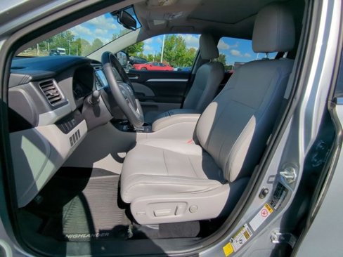 Used 2015 Toyota Highlander XLE image 12