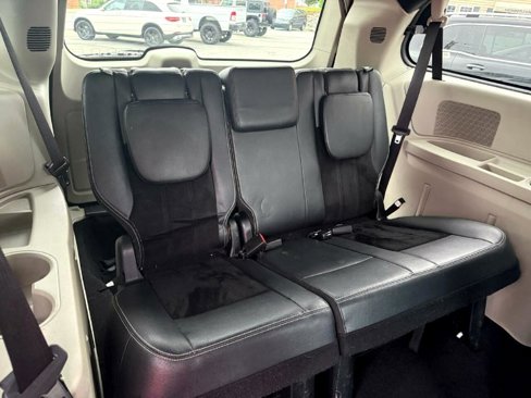 Used 2017 Dodge Grand Caravan SXT image 12