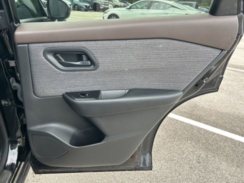 Used 2023 Nissan Rogue S image 37