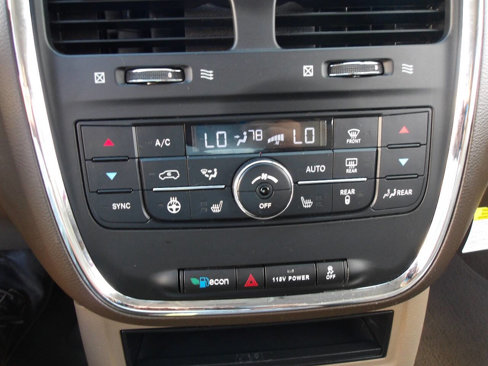 Used 2014 Chrysler Town & Country Touring w/ Driver Convenience Group image 15