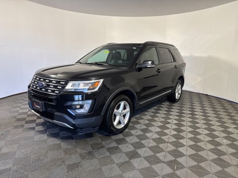 Used 2017 Ford Explorer XLT w/ Equipment Group 202A image 3