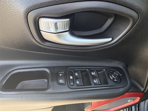 Used 2016 Jeep Renegade Trailhawk w/ Premium Trailhawk Package image 21
