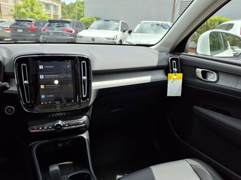 New 2025 Volvo XC40 B5 Core w/ Protection Package Premier image 14