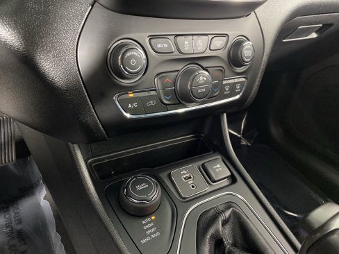 Used 2021 Jeep Cherokee Latitude Lux w/ Comfort/Convenience Group image 36