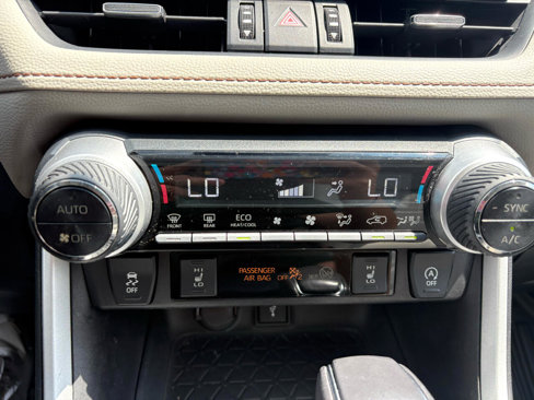 Used 2020 Toyota RAV4 XLE Premium image 17