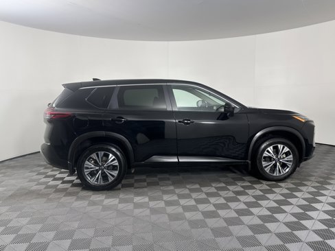 Used 2022 Nissan Rogue SV image 2