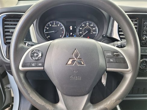 Used 2019 Mitsubishi Outlander ES image 23