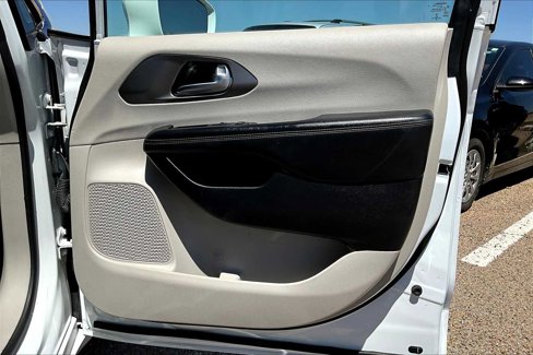 Used 2020 Chrysler Pacifica Touring-L image 21