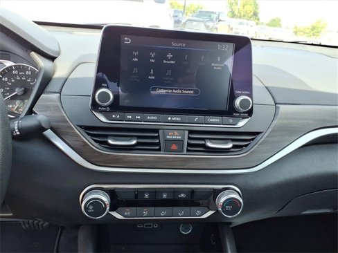 Used 2024 Nissan Altima 2.5 SV image 13