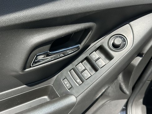 Certified 2022 Chevrolet Trax LT w/ Midnight Edition image 14