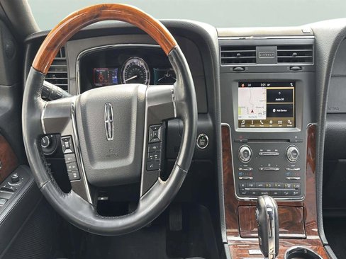 Used 2016 Lincoln Navigator Select image 18