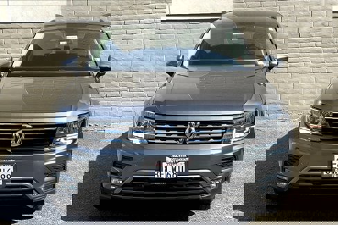 Used 2018 Volkswagen Tiguan SE w/ 18" Alloy Wheels Package image 2