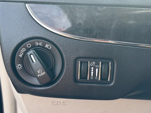 Used 2015 Chrysler Town & Country Touring w/ Driver Convenience Group image 15