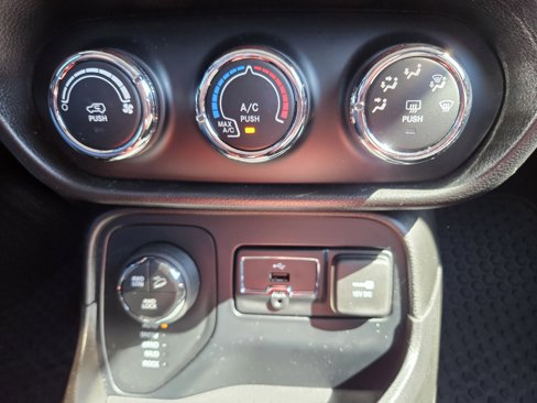 Used 2016 Jeep Renegade Trailhawk w/ Trailer Tow Group image 24