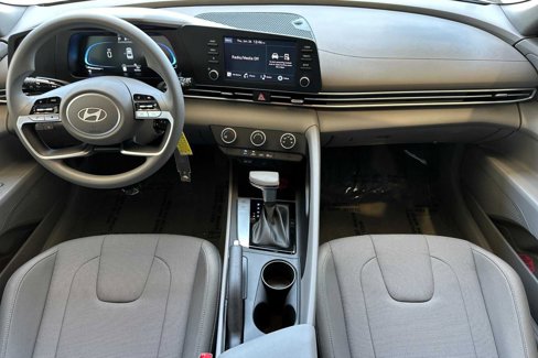 Certified 2025 Hyundai Elantra SE image 17