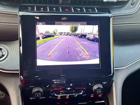 Used 2023 Jeep Grand Cherokee L Laredo image 14