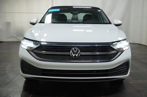 Certified 2023 Volkswagen Jetta SE w/ Panoramic Sunroof Package image 9