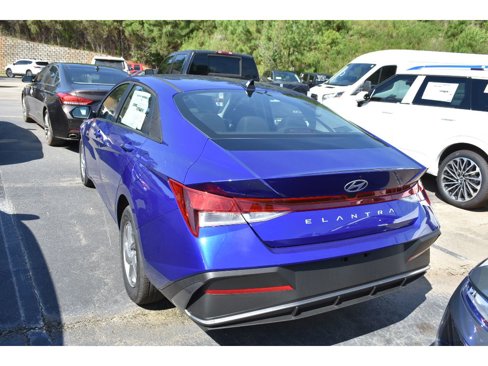 New 2025 Hyundai Elantra SE image 4