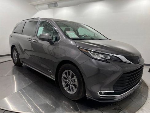 Certified 2021 Toyota Sienna XLE w/ XLE Plus Package image 1