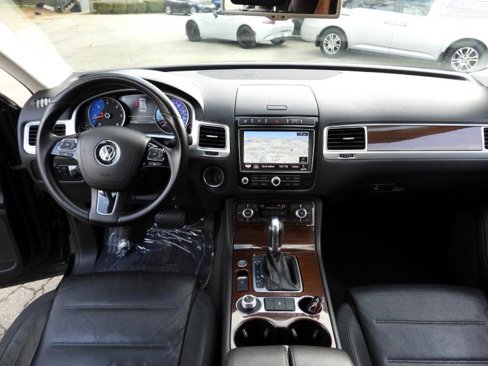 Used 2016 Volkswagen Touareg Sport image 33