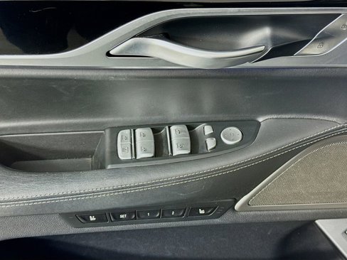 Used 2019 BMW 740i w/ Executive Package image 18