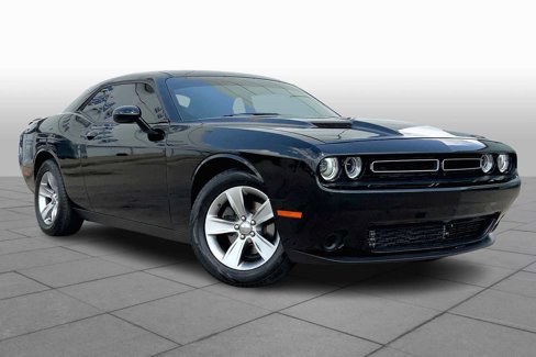 Used 2019 Dodge Challenger SXT image 2