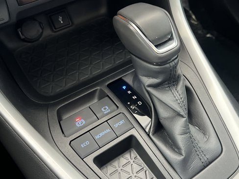Used 2022 Toyota RAV4 XLE Premium image 39