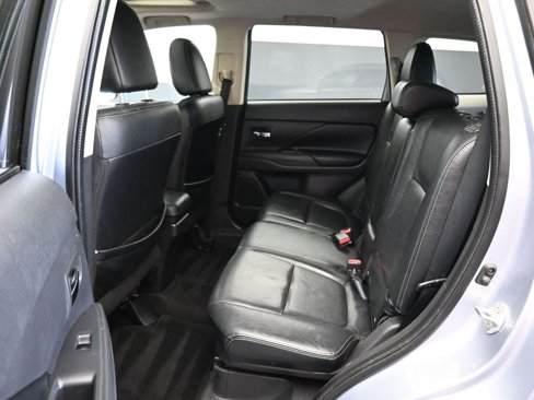 Used 2015 Mitsubishi Outlander SE image 33