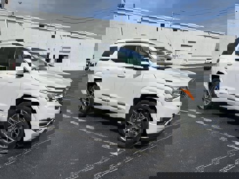 Used 2019 GMC Acadia Denali image 2