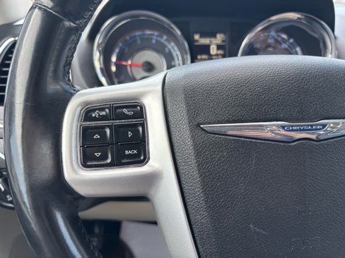 Used 2016 Chrysler Town & Country Touring image 29