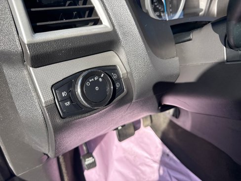 Used 2013 Ford Explorer XLT image 19