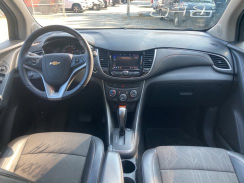 Used 2022 Chevrolet Trax LT w/ LT Convenience Package image 9