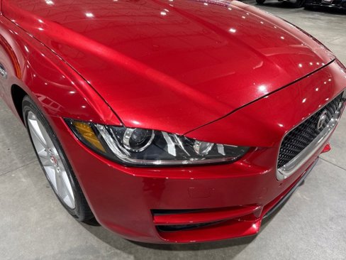 Used 2018 Jaguar XE Premium image 29