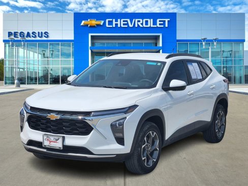 Used 2024 Chevrolet Trax LT w/ LT Convenience Package image 2