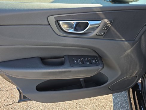 Certified 2022 Volvo XC60 B5 Momentum w/ Climate Package image 18