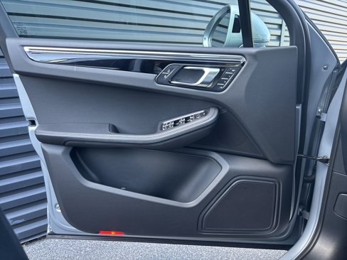 Certified 2025 Porsche Macan image 16
