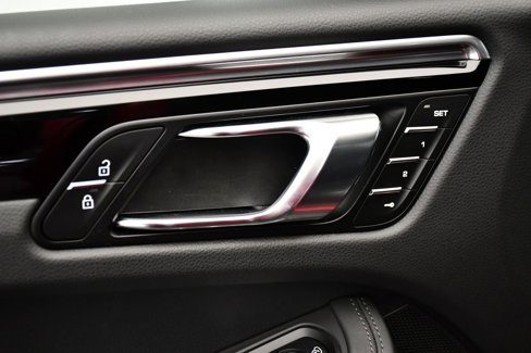 Certified 2025 Porsche Macan Turbo image 39