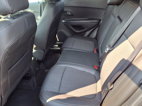 Used 2022 Chevrolet Trax LT w/ LT Convenience Package image 6