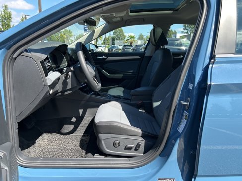 Used 2025 Volkswagen Jetta SE image 4