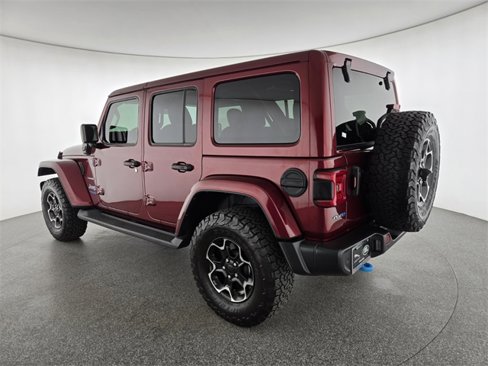 Used 2022 Jeep Wrangler Unlimited Sahara w/ Cold Weather Group image 16