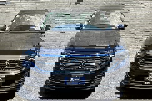 Certified 2024 Volkswagen Jetta SE w/ Panoramic Sunroof Package image 2