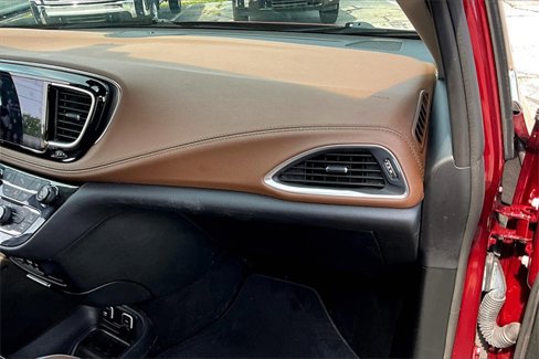 Used 2018 Chrysler Pacifica Limited image 27
