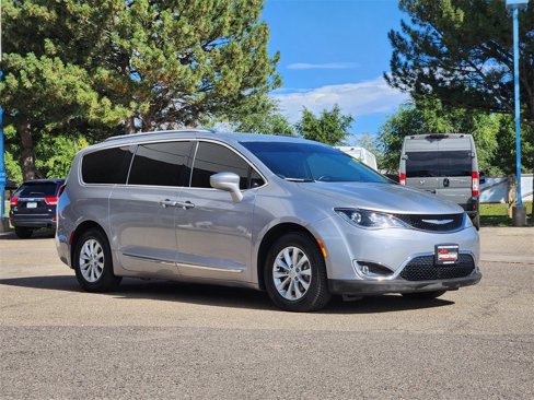 Used 2018 Chrysler Pacifica Touring-L image 1