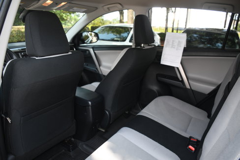 Used 2018 Toyota RAV4 LE image 14